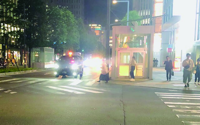 クリアレンズ装用時の夜間の交差点。街灯やヘッドライトが大きくにじんで見える