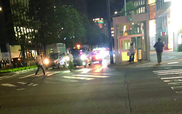 メニィーナND装用時の同じ夜間の交差点。眩しさが抑えられ、横断歩道や人影がはっきり見える